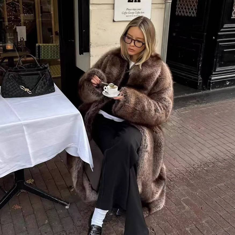 Abbigliamento da donna, elegante cappotto lungo in pelliccia di volpe, giacca invernale oversize in pelliccia sintetica da donna con design patchwork_voghion.com