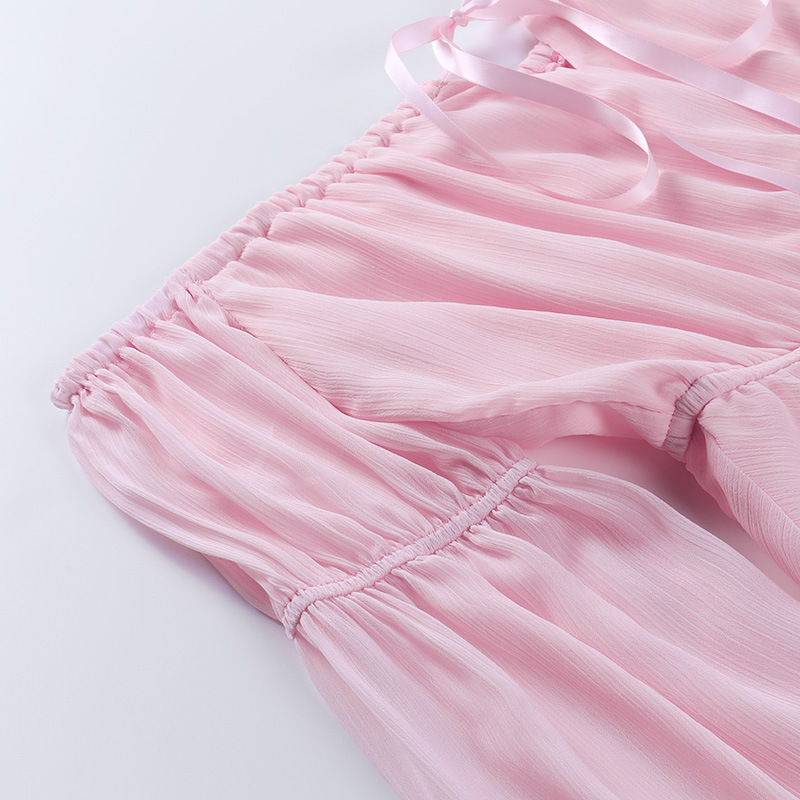 Schmal geschnittenes Damenkleid mit Taillengürtel und ausgestellten Ärmeln_voghion.com