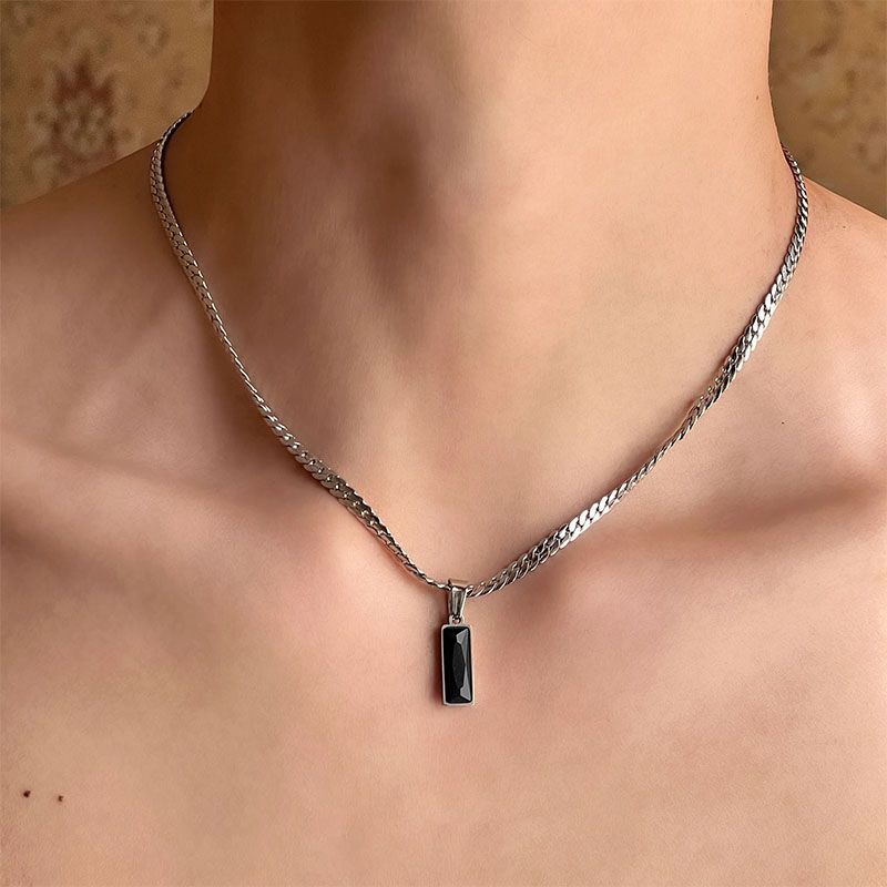 2025 New Black Simple Snake Bone Necklace Unisex Trendy Hip Hop Geometric Versatile Collarbone Sweater Chain Accessories_voghion.com