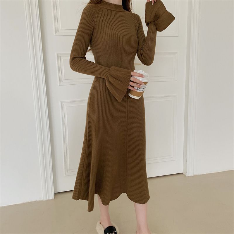 Abito in maglia con scollo a V e maniche a campana alla moda per donna; un design di minoranza con vita sottile ed effetto snellente_voghion.com