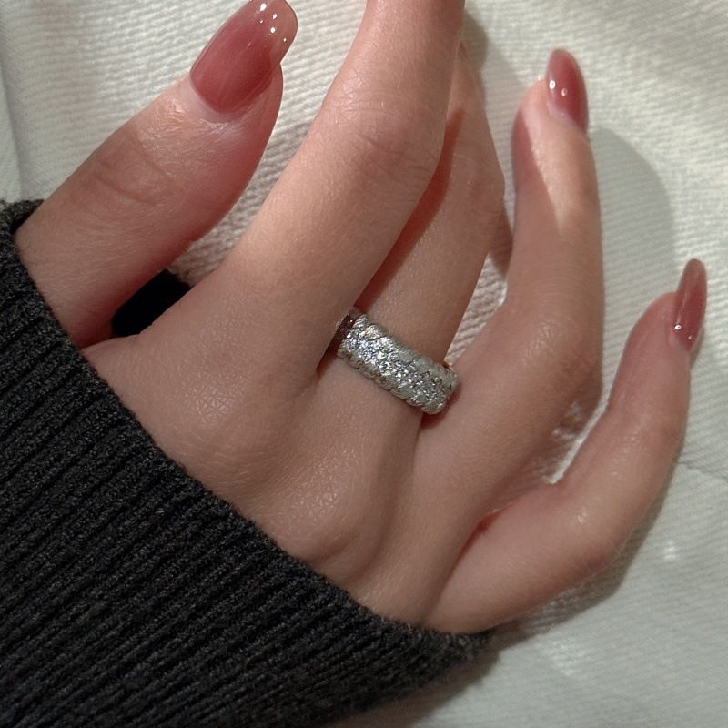 Anello aperto in argento puro spazzolato, vintage, di lusso, semplice e con micro pavé di zirconi._voghion.com