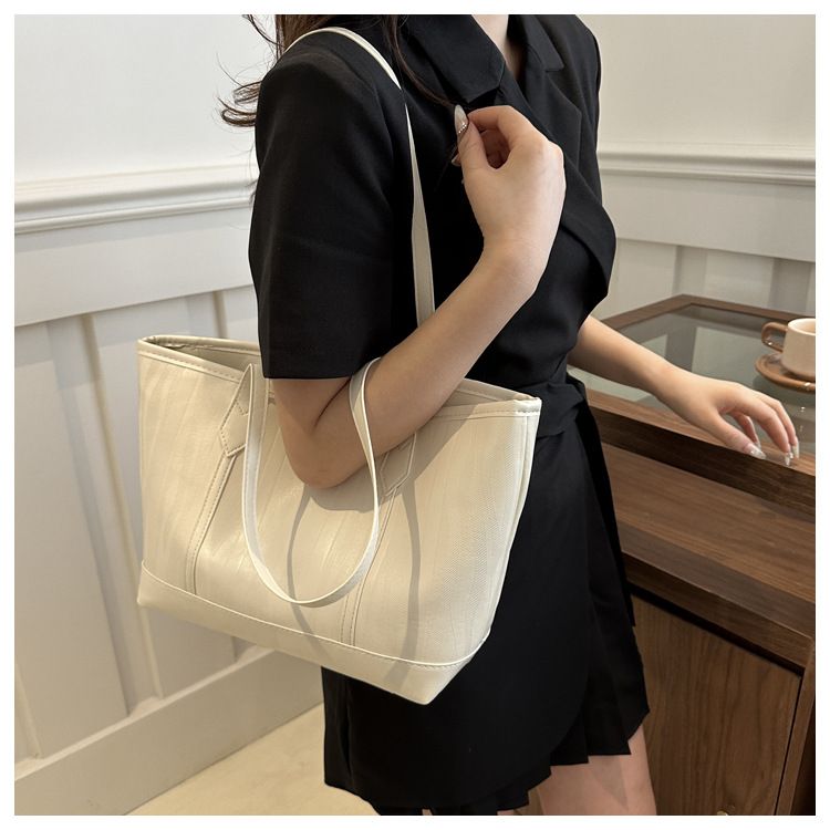 Commuter 2024 new trendy tote with simple temperament and large capacity shoulder bag for women_voghion.com