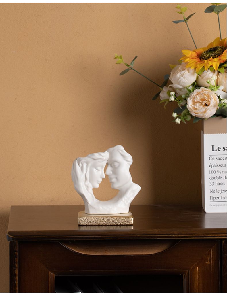 Sculpture de couple s'embrassant en céramique blanche pure - Figurine d'amour minimaliste pour décoration intérieure, cadeau d'anniversaire de mariage, souvenir romantique_voghion.com