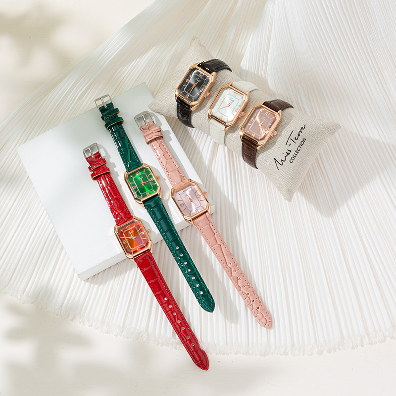 Pinduoduo 2024 Trendy New Bright Belt Women's Square Fashion Digital Scale Quartz Watch_voghion.com