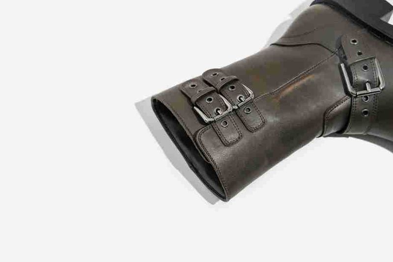 Neue Plateau-Stiefeletten mit runder Spitze und Gürtelschnalle aus Metall_voghion.com