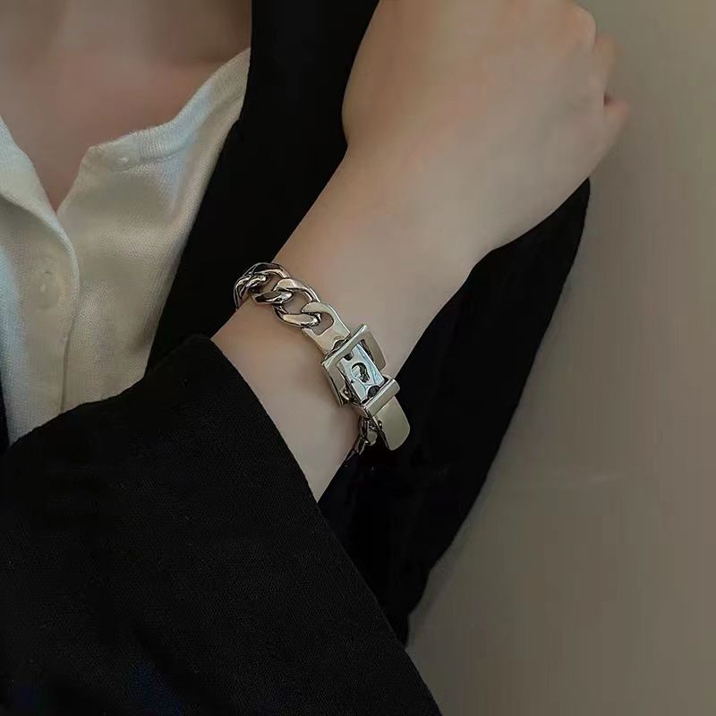 Pulseira de prata com fivela grossa para cinto feminino, design minimalista, joia de mão com corrente cubana chique e exclusiva_voghion.com