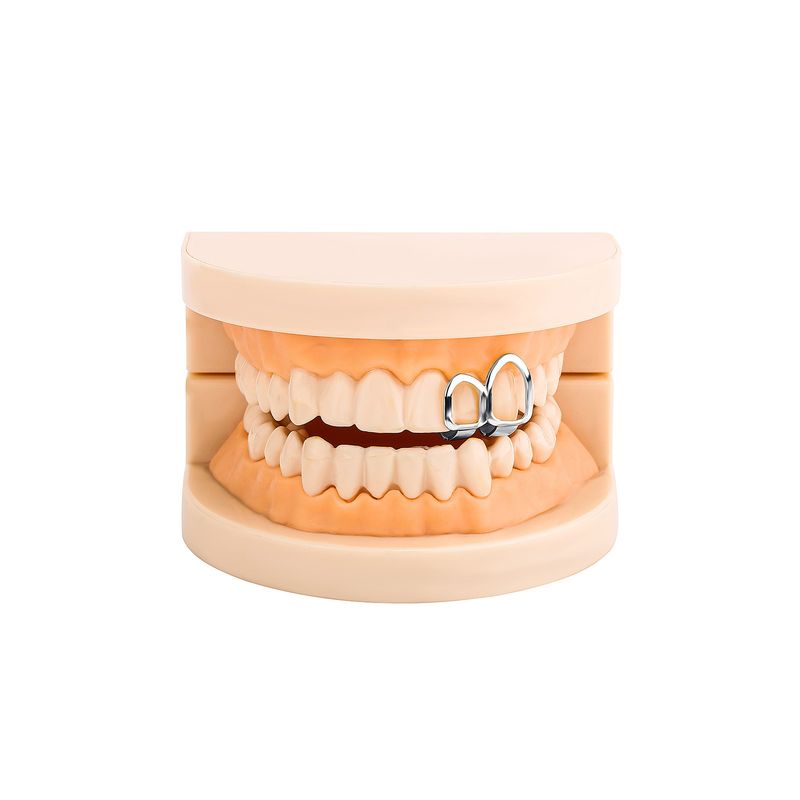 Apparecchio dentale a doppia combinazione con barra verticale singola scavata per l'uso quotidiano in strada, denti in oro intarsiati con diamanti e_voghion.com