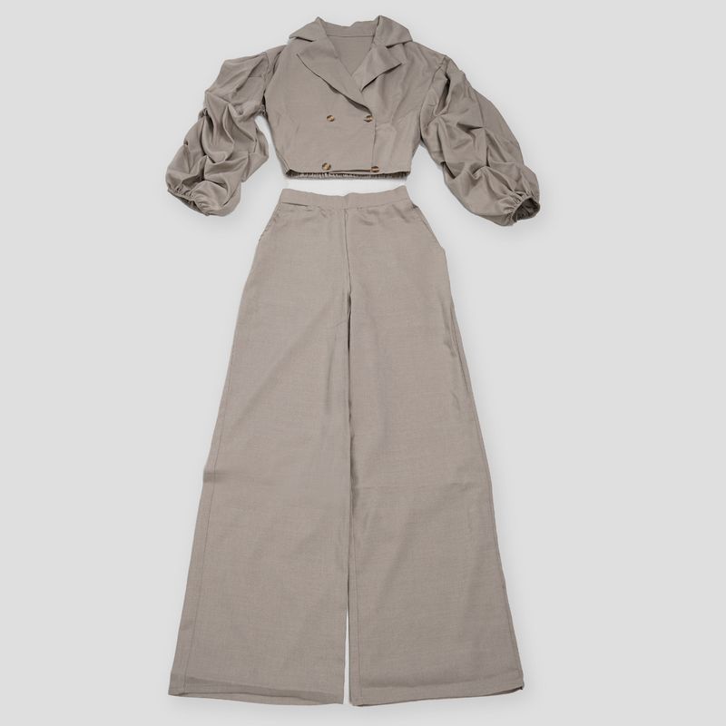 Completo da donna per il pendolarismo: camicetta con ampio risvolto e pantaloni con maniche a pieghe_voghion.com