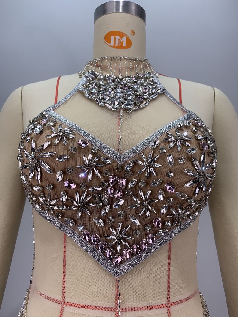 Elegante abito senza maniche in rete con paillettes e finiture in piume per feste ed eventi serali – Mini abito aderente sexy con scollo a V e decorazioni in strass_voghion.com