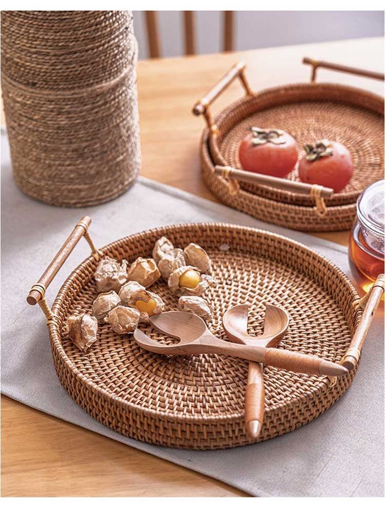 Handgewiefte Rattan-Späichertablett mat Holzgrëff Ronn Wickerkuerf Brout-Iessensteller Uebstkuchenteller Owesiessen-Servéiertablett_voghion.com