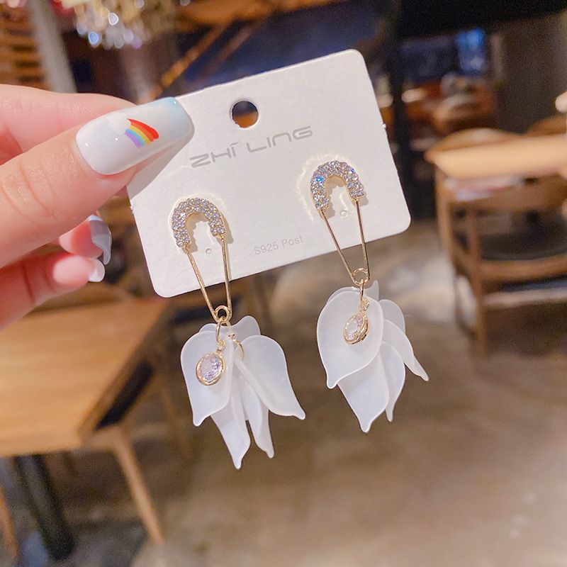 Nuovo design coreano trasparente orecchini a nappa petalo bianco senso di luce temperamento di lusso personalità orecchini a spillo in argento S925 tendenza_voghion.com