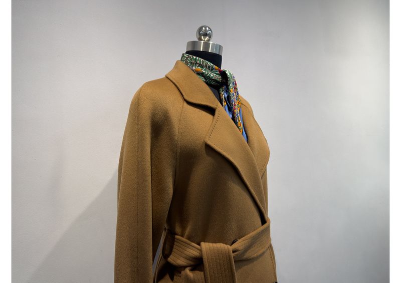 Trench double-face di lusso in misto cashmere e seta per donna – Elegante design con spalle scese, cappotto lungo aderente con drappeggio lusinghiero_voghion.com