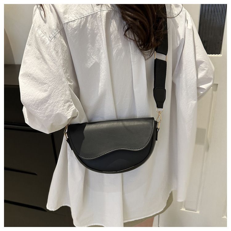 Piccola borsa a mano per donna 2024 nuova borsa a tracolla singola alla moda primavera ed estate, design di nicchia, tracolla larga,_voghion.com