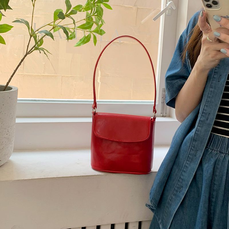 Sac seau à bandoulière à une épaule rouge pour femmes coréennes 2024, texture Instagram, nouveau design polyvalent et de niche_voghion.com