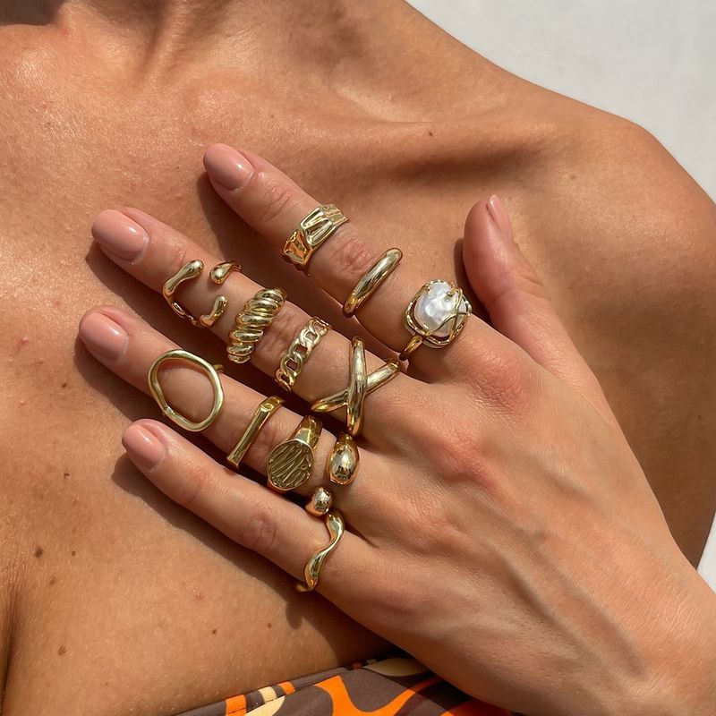 Anello da donna con design esagerato INS in metallo lucido e aperto, a forma di croce geometrica a spirale_voghion.com