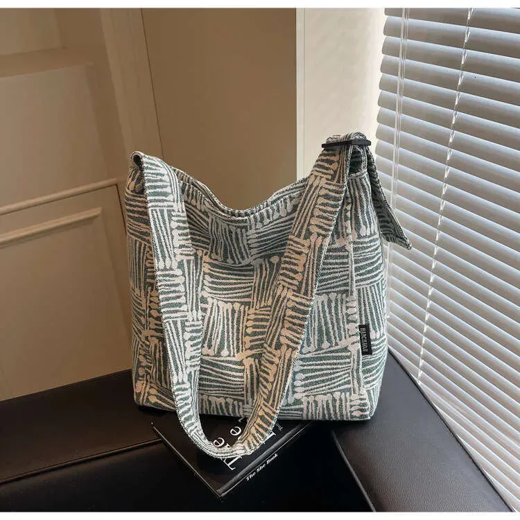 Farblich gestreifte, strukturierte Schultertasche aus Webstoff für Studentinnen – lässig und einfach für den Sommer._voghion.com