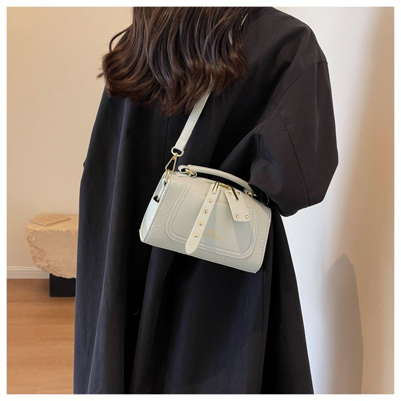 2023 Nova vroče prodajana modna ročna torba s teksturo kamnitega vzorca za ženske, preprosta majhna kvadratna torba čez telo_voghion.com