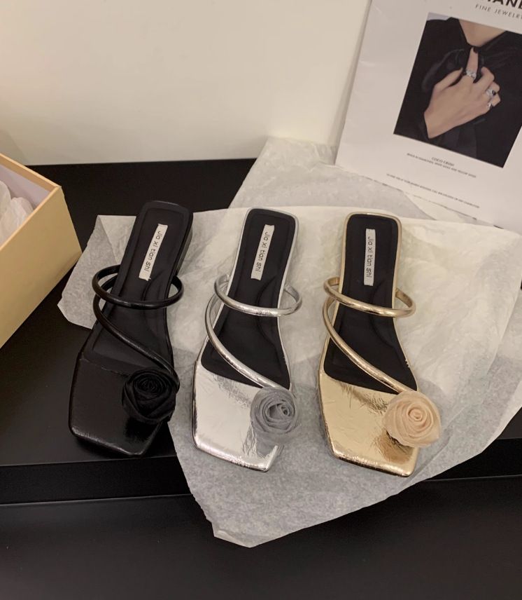 Korean version of women's sandals 2024 new summer flower square head beach shoes versatile toe flip flops flat sandals_voghion.com