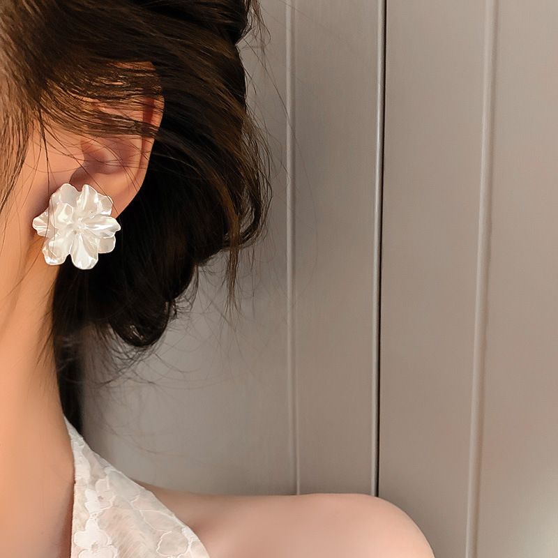 Orecchini a bottone in argento con fiocco e fiore, stile artistico, stile francese, di lusso e alla moda._voghion.com
