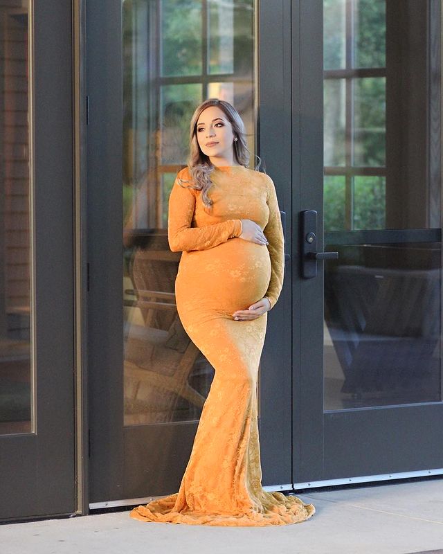 Abito da sera premaman in pizzo con scollo rotondo e strascico, abito lungo da donna_voghion.com