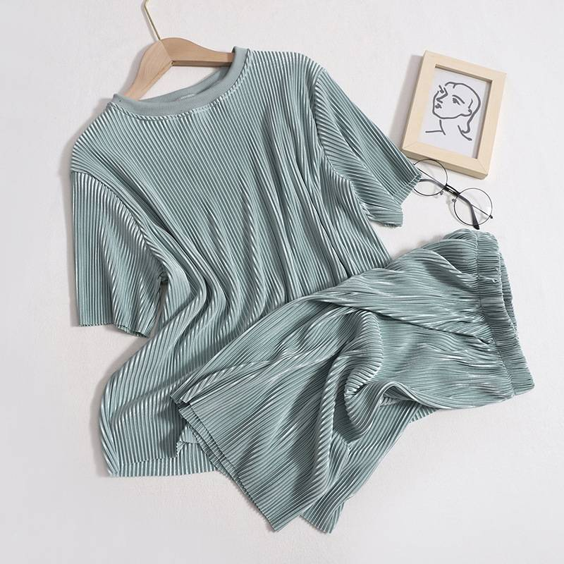 Vêtements pour femmes, costume décontracté polyvalent pour femmes, nouveau style d'été, col rond, manches courtes, t-shirt, short taille haute, costume deux pièces_voghion.com