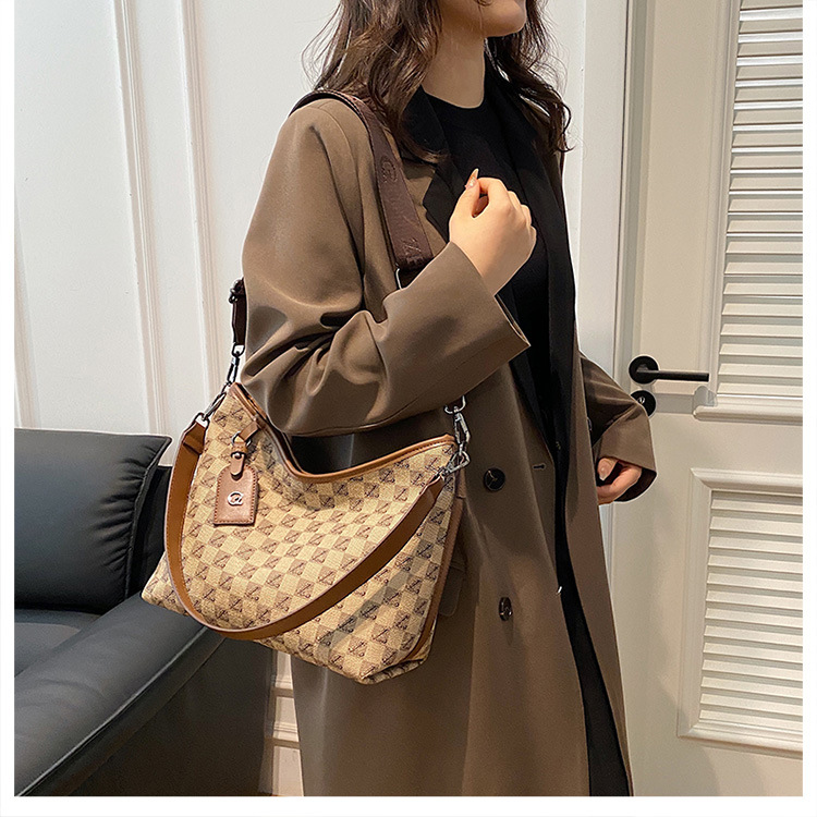 Bolsas de alta qualidade de grande capacidade para mulheres 2024 outono e inverno bolsas grandes populares versáteis letras impressas de um ombro bolsa quadrada pequena_voghion.com