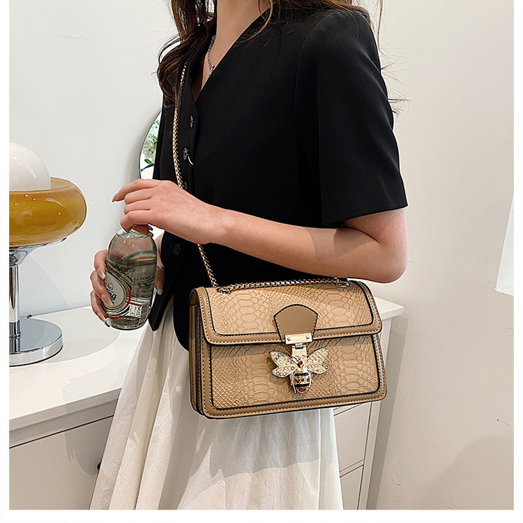 2023 ny axel crossbody damväska modekedja väska nät röd bee light lyx liten fyrkantig väska_voghion.com