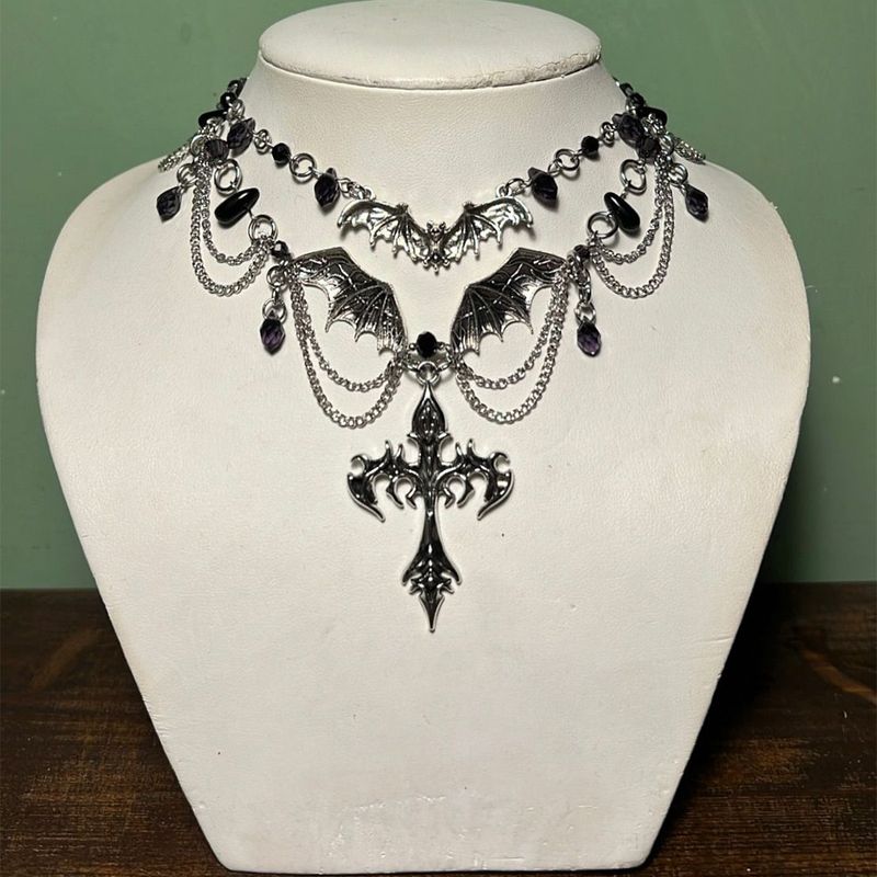 Collana con croce di Halloween all'ingrosso, gioielli europei e americani, leggeri, di lusso, pesanti, di alta qualità, con ciondolo a pipistrello e nappa, per donne_voghion.com