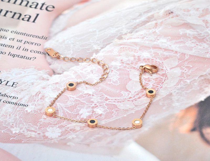 Collana girocollo a conchiglia con numeri romani in acciaio inossidabile e titanio Lokaer Classic per donne e ragazze, ciondolo con ciondolo chic._voghion.com