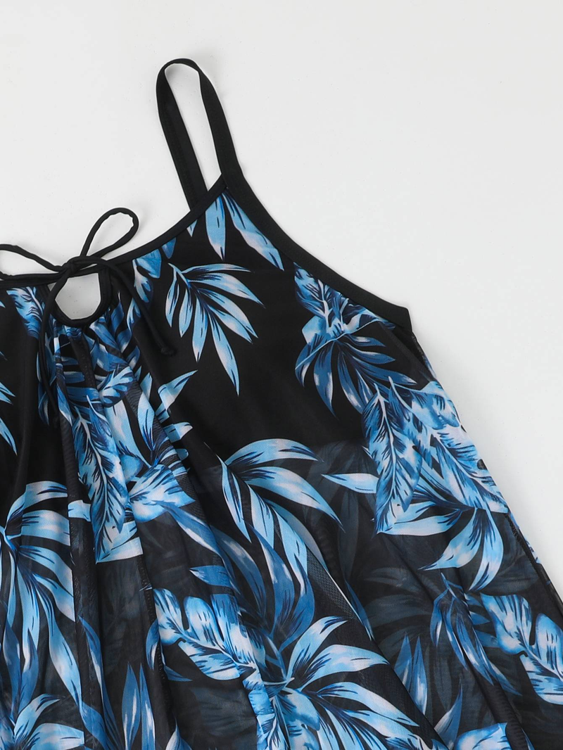 Fat Sister porte un maillot de bain fendu confortable et minimaliste avec un pantalon ample à coins plats_voghion.com