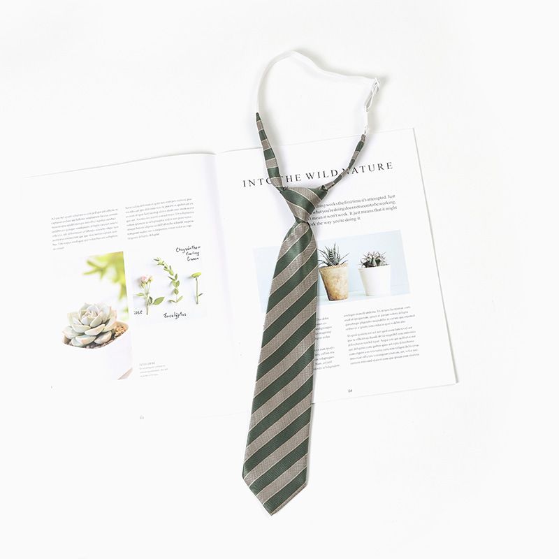 Camicia stile college giapponese senza cravatta a righe, accessorio verde scuro con fiocco e fiore per donna_voghion.com