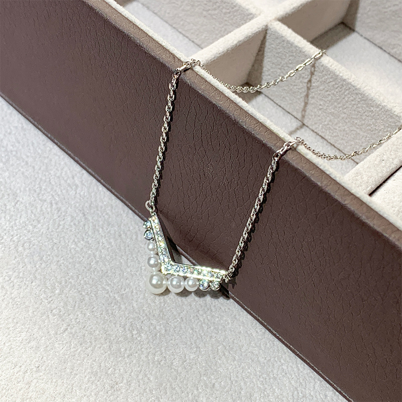 Designer Women's V Gold Josephine Crown Necklace Women's Egret V Crown Pearl Collar Chain Light Luxury Exquisite Necklace_voghion.com
