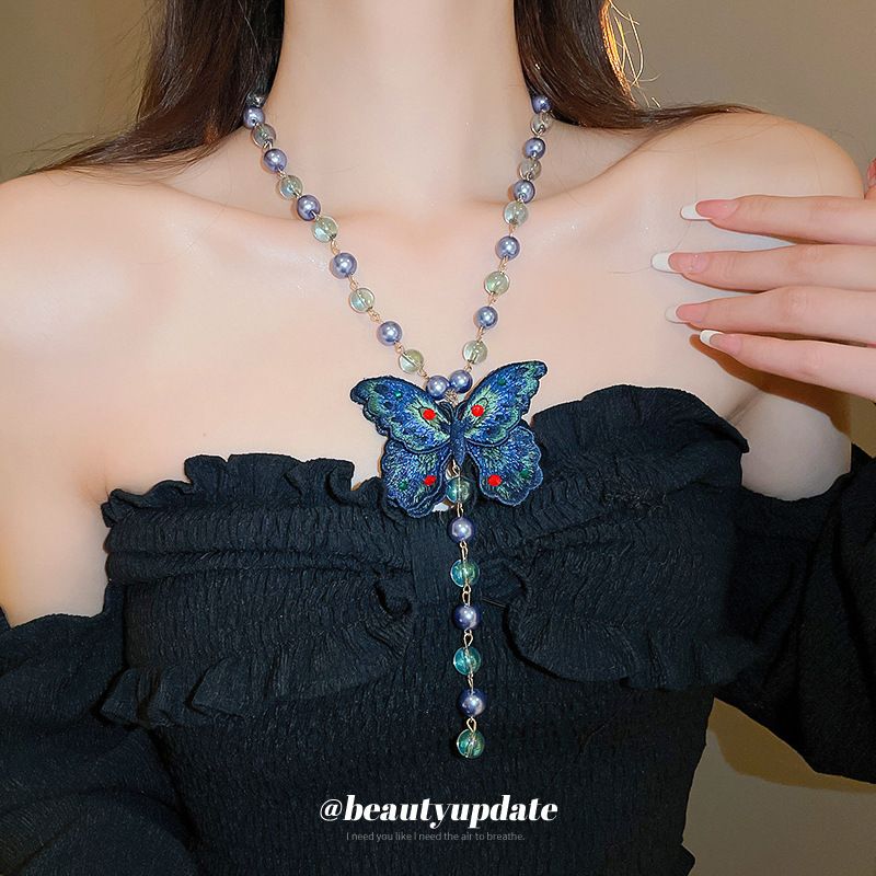 Collana con ciondolo a farfalla in vetro intrecciato, lusso leggero, temperamento di nicchia, catena per maglioni, lunga e versatile, autunno_voghion.com