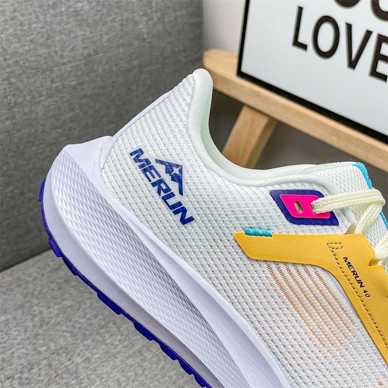 Los zapatos deportivos de malla están hechos de material transpirable y ofrecen un ajuste cómodo y versátil._voghion.com