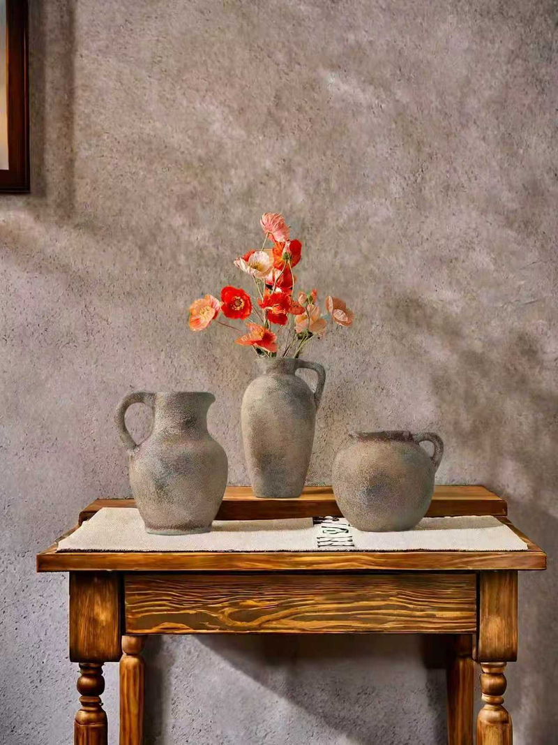 Vase en céramique style vintage avec anse, en forme de bouteille de vin, idéal pour contenir de l'eau, des fleurs et comme vase décoratif pour une composition florale._voghion.com