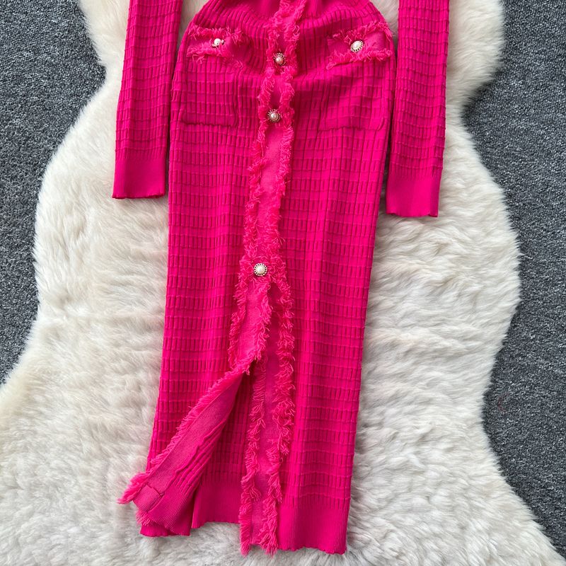 Robe élégante en maille à col en V et boutons métalliques qui définissent la taille - Robe mi-longue ajustée à ourlet fendu pour femme, indispensable pour la garde-robe d'automne_voghion.com