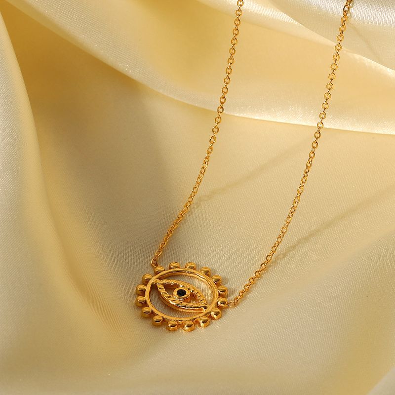 Collana in acciaio inossidabile dorato con ciondolo circolare con occhi scavati alla moda in stile INS per donna_voghion.com