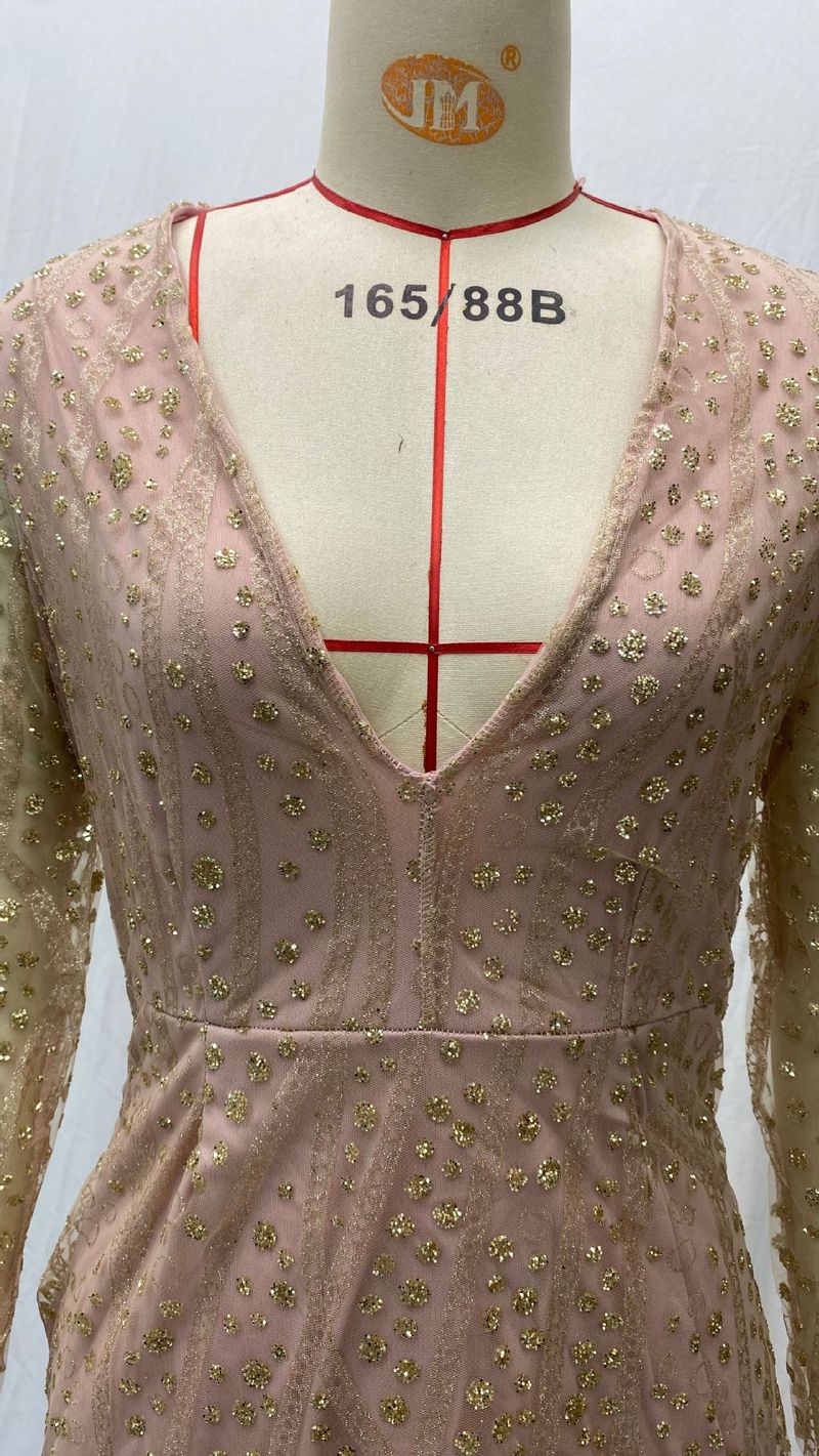 Abito corto con paillettes e maniche lunghe a V profondo da donna 2025_voghion.com