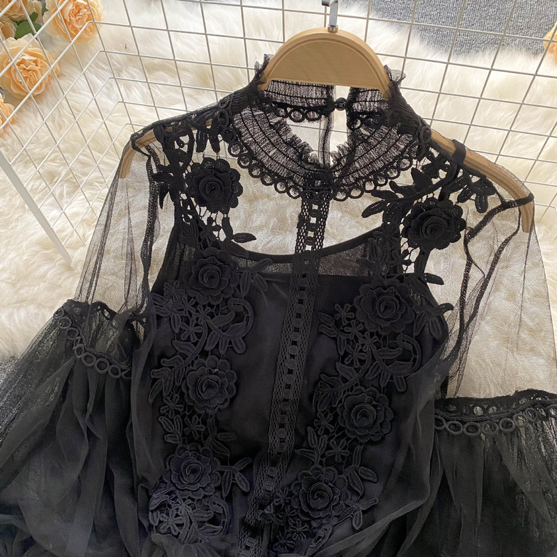 Women's three-dimensional flower collage see-through mesh lantern sleeve slim short top lace base blouse_voghion.com