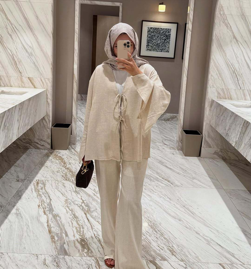 Abbigliamento da donna alla moda, elegante set da salotto da donna di ispirazione araba con maniche a tromba e cravatta - camicetta e pantaloni fluidi con maniche a campana e dettaglio cravatta_voghion.com
