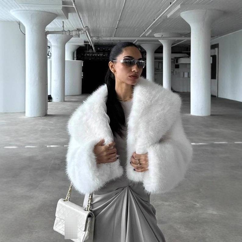 Trendiger Oversize-Kunstpelzmantel mit Revers für Damen – Flauschige, weiche, weiße Jacke im Fuchspelz-Stil mit Taschen, Streetstyle-Eleganz_voghion.com