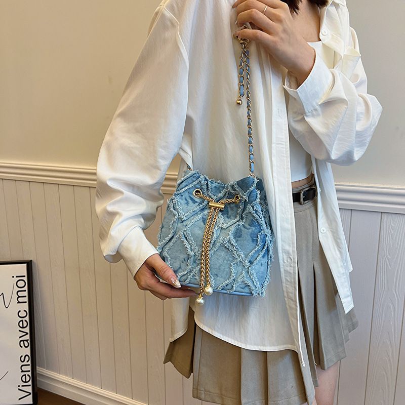 Mini bolsa acolchoada para mulheres, nova bolsa transversal simples com cordão e borla, primavera de 2024_voghion.com