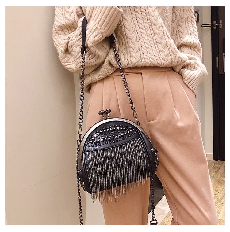 Neue trendige Diamant-Nieten-Quastenkette für eine Schulter, Umhängetasche mit Handclip für das Abendessen, Damentasche_voghion.com