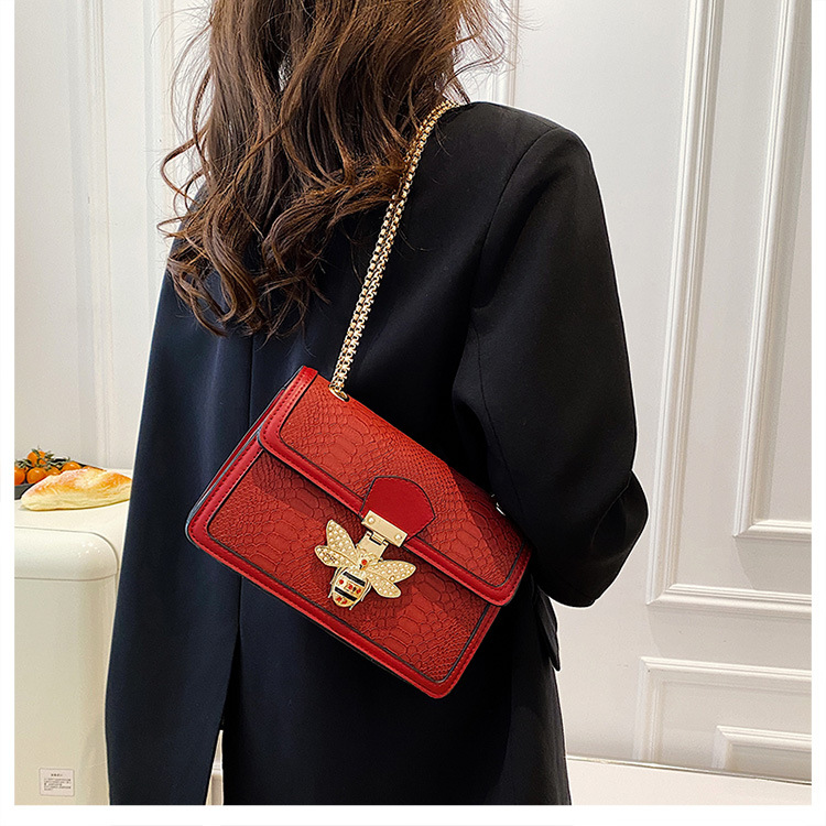 2023 ny axel crossbody damväska modekedja väska nät röd bee light lyx liten fyrkantig väska_voghion.com