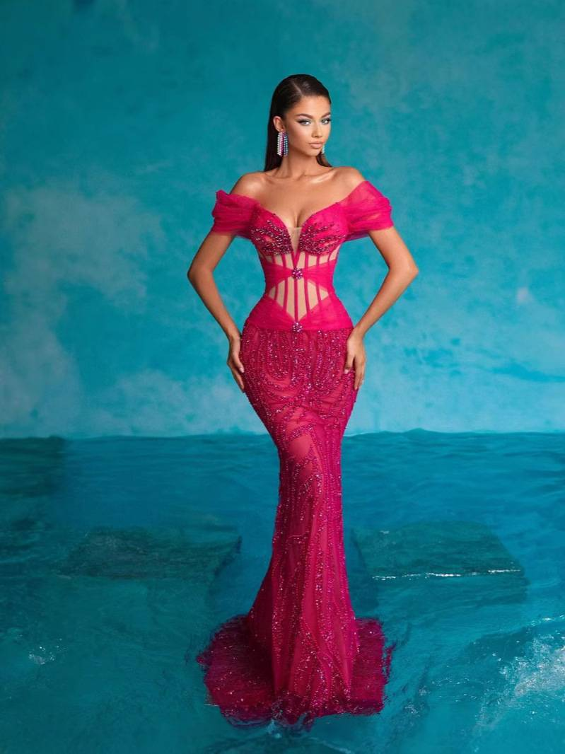 Elegante abito da sera rosso rosa con spalle scoperte, pizzo con perline e dettagli corsetto – Abito formale attillato per feste e occasioni speciali_voghion.com