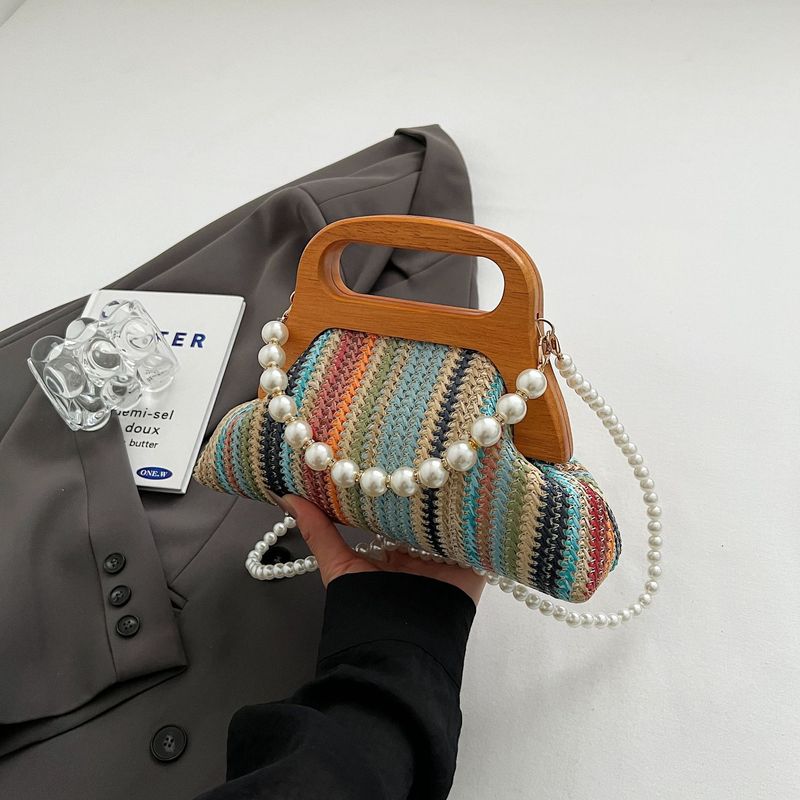 Borsa a tracolla con catena di perle, versatile e di tendenza, con chiusura a mano, in paglia intrecciata, super popolare per l'estate, per le donne, 2024_voghion.com