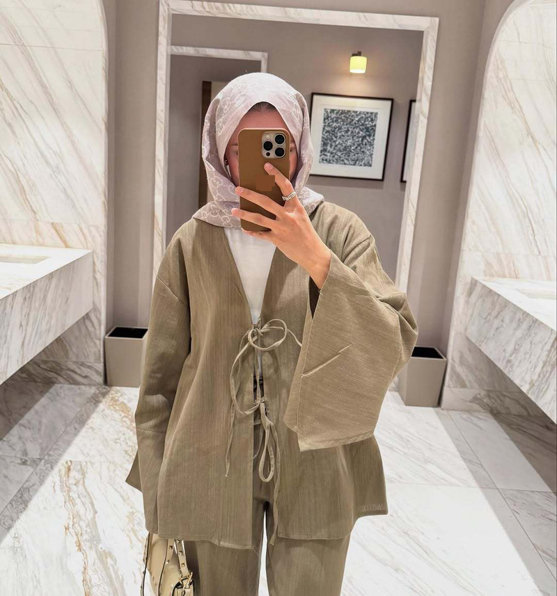 Abbigliamento da donna alla moda, elegante set da salotto da donna di ispirazione araba con maniche a tromba e cravatta - camicetta e pantaloni fluidi con maniche a campana e dettaglio cravatta_voghion.com