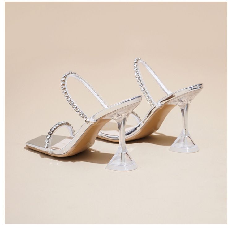 neue Strass-Sandalen mit einem Riemen und hohen Absätzen für Damen mit Stilettos, transparente und wunderschöne silberne High Heels_voghion.com