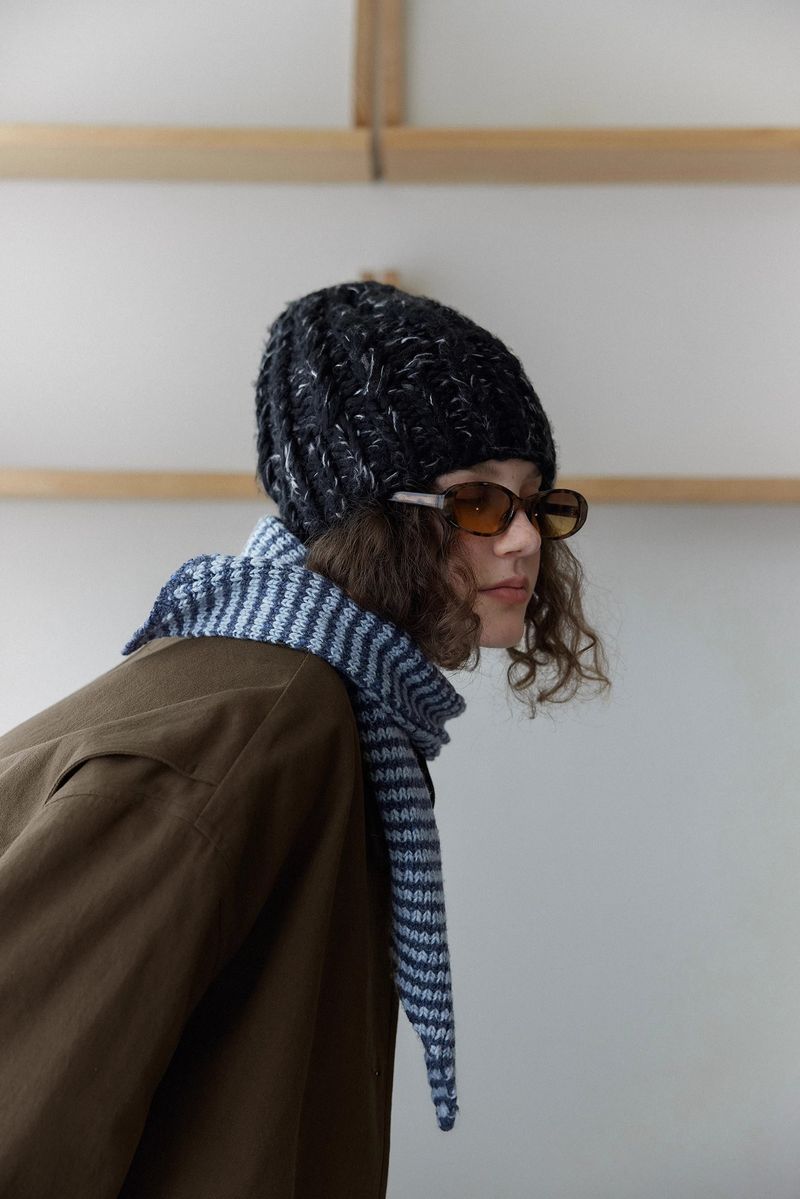 Letm farblich kontrollierte Herbst-Farbpunkt-Streifen-Kontrast-Schafshaarkrawatte gepaart mit Strickpullover Damen-Strickjacke_voghion.com