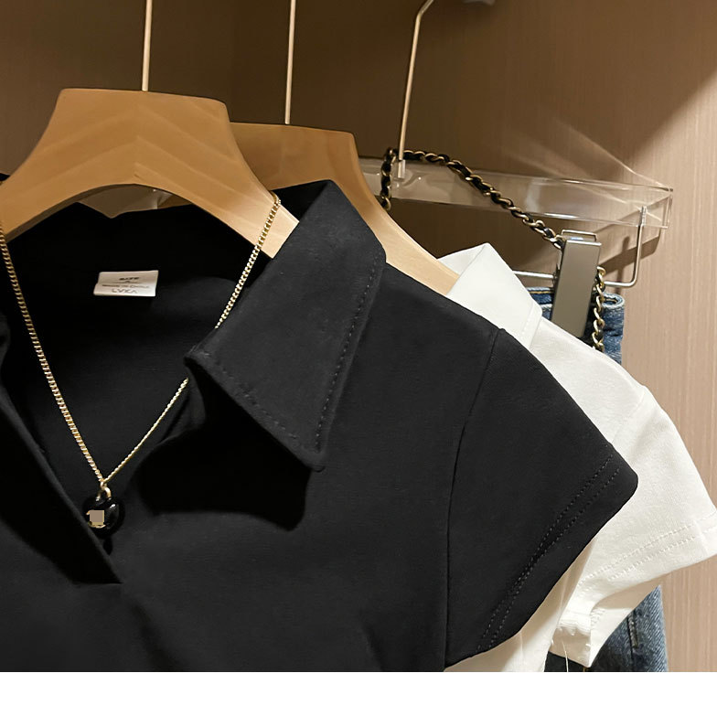 Ropa de mujer Blusa tipo camiseta casual de manga corta con cuello tipo polo y cintura entallada blanca_voghion.com